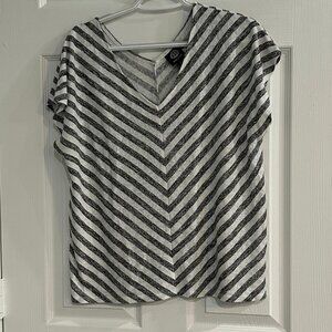 Women's Striped Gray & White Short Sleeve V-Neck Top by Bobeau - Size L